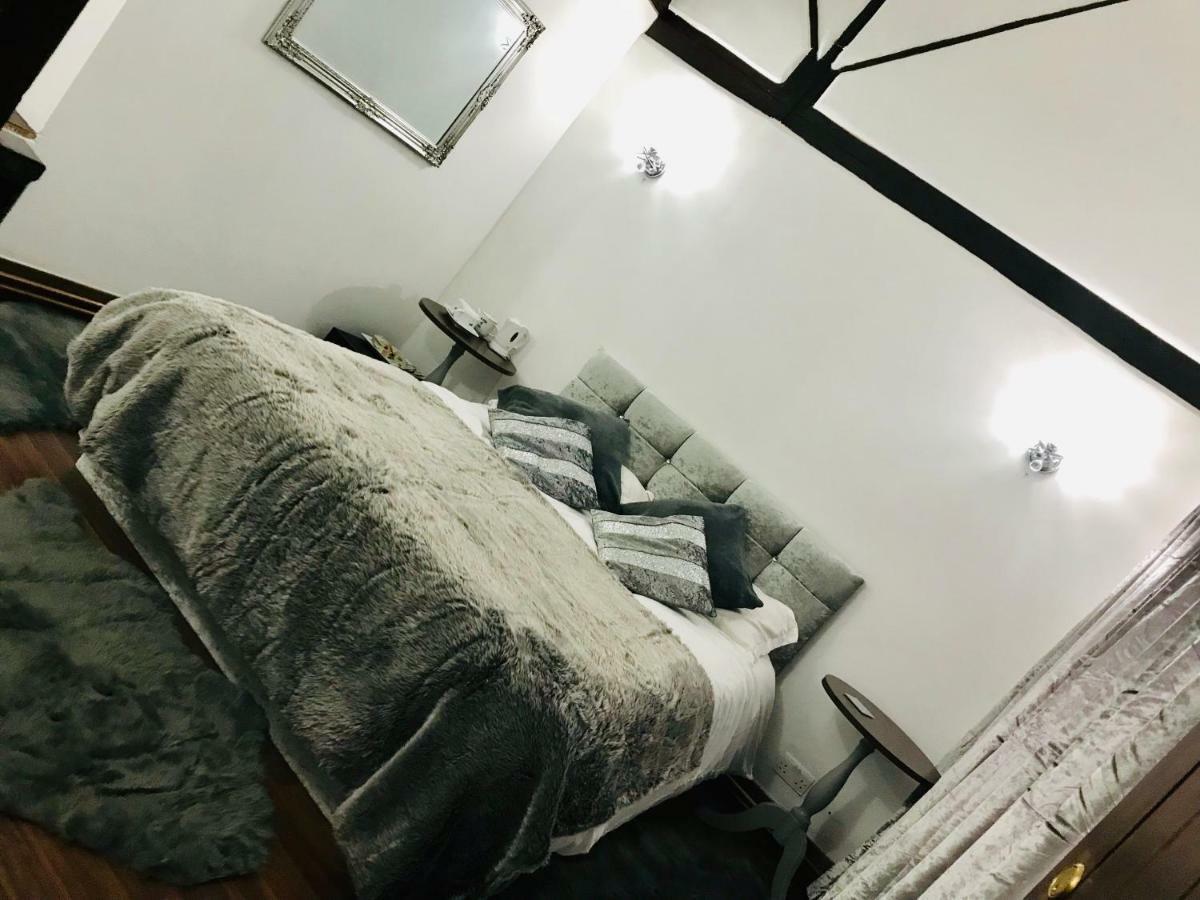 Oldlands Farmhouse Gatwick Horley Buitenkant foto